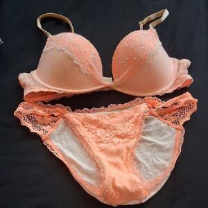 Victorias Secret Peach Lace Bra and Panty Set 34B Small
